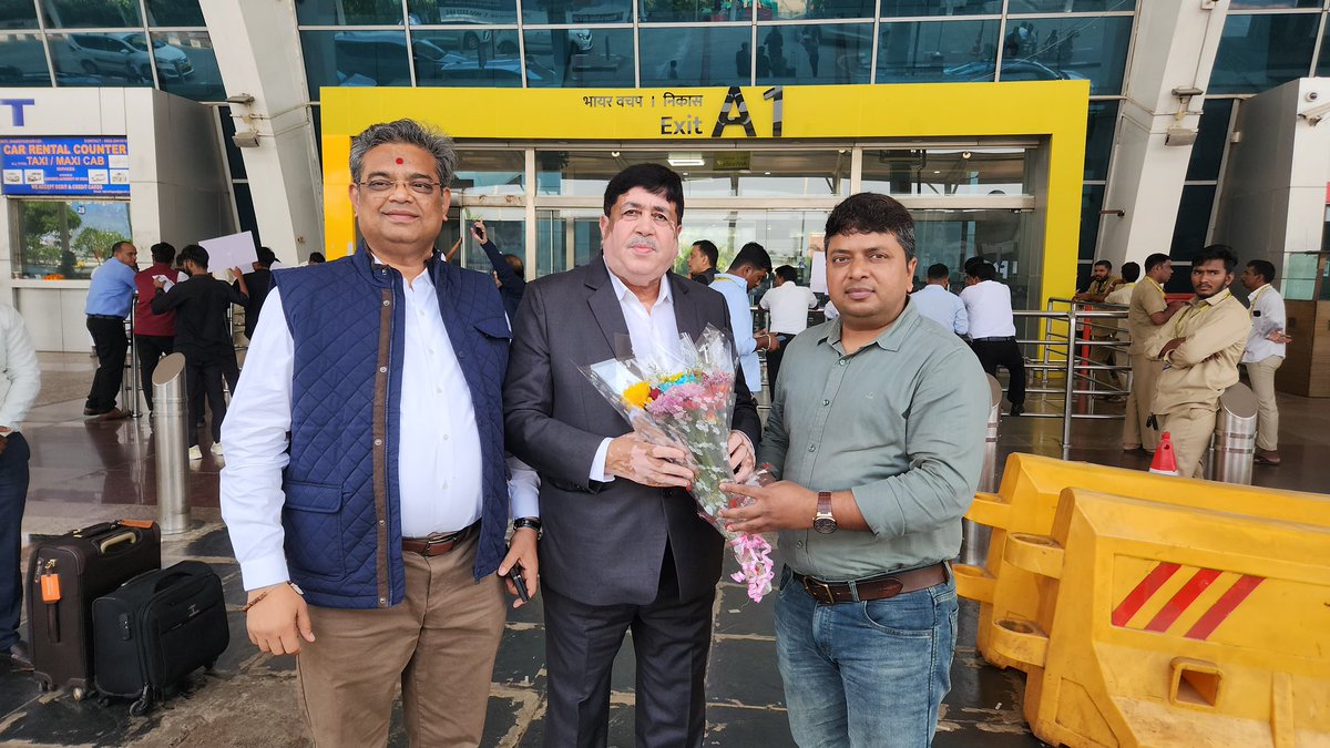 sumit_NCUI's tweet photo. गोवा एयरपोर्ट पर @ncuicoop के अध्यक्ष श्री @dileep_sanghani  जी का अभिवादन किया। https://t.co/6S7K4HgFUP