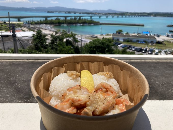 YmByGsBlz0NUirw's tweet photo. 今回ご紹介するのは、那覇空港から車で1時間28分『#KOURISHRIMP』です。
古宇利島のカフェの中でも大人気の、ハワイ名物ガーリックシュリンプ専門店。
ガーリックがしっかりきいたシュリンプ。
ライスも香ばしくスパイスの味わいたっぷりのシュリンプとよく合いますよ!
#沖縄 #カフェ #北部 https://t.co/08rvKddWRE