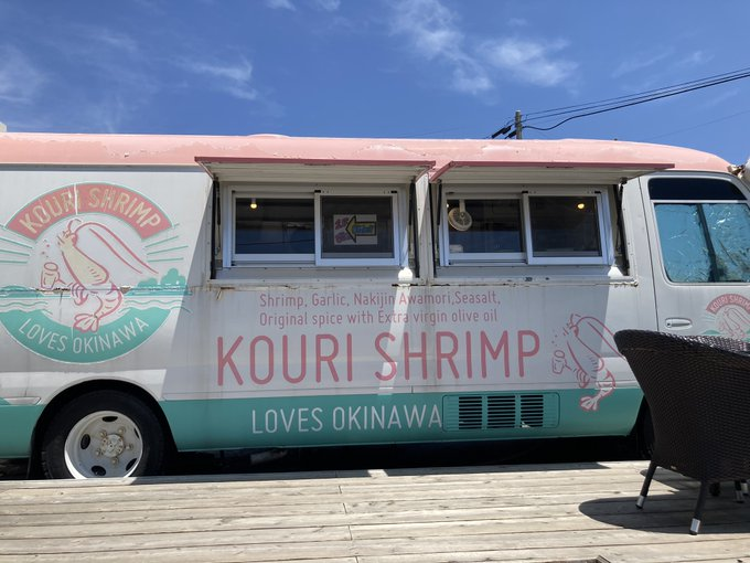 YmByGsBlz0NUirw's tweet photo. 今回ご紹介するのは、那覇空港から車で1時間28分『#KOURISHRIMP』です。
古宇利島のカフェの中でも大人気の、ハワイ名物ガーリックシュリンプ専門店。
ガーリックがしっかりきいたシュリンプ。
ライスも香ばしくスパイスの味わいたっぷりのシュリンプとよく合いますよ!
#沖縄 #カフェ #北部 https://t.co/08rvKddWRE