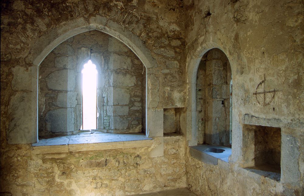 🌲1️⃣4️⃣🎁
14ᵗʰ c.
I-COR-099 (Caisleán Chúirt an Bharraigh/Barryscourt Castle, Co. Cork)

Ogam 1: ᚔ ᚇᚅᚐ ᚋᚂᚐᚓ ᚌᚋᚔᚏᚓ
I DNA MLAE TA GMIRE
‘?’

Ogam 2: ]ᚓᚅ[ ]ᚔᚇᚔ[
[AM]EN [F]IDI[LES] ?
‘amen ye faithful’

As we shall see in the coming days, knowledge of ogam…
ᚐ
