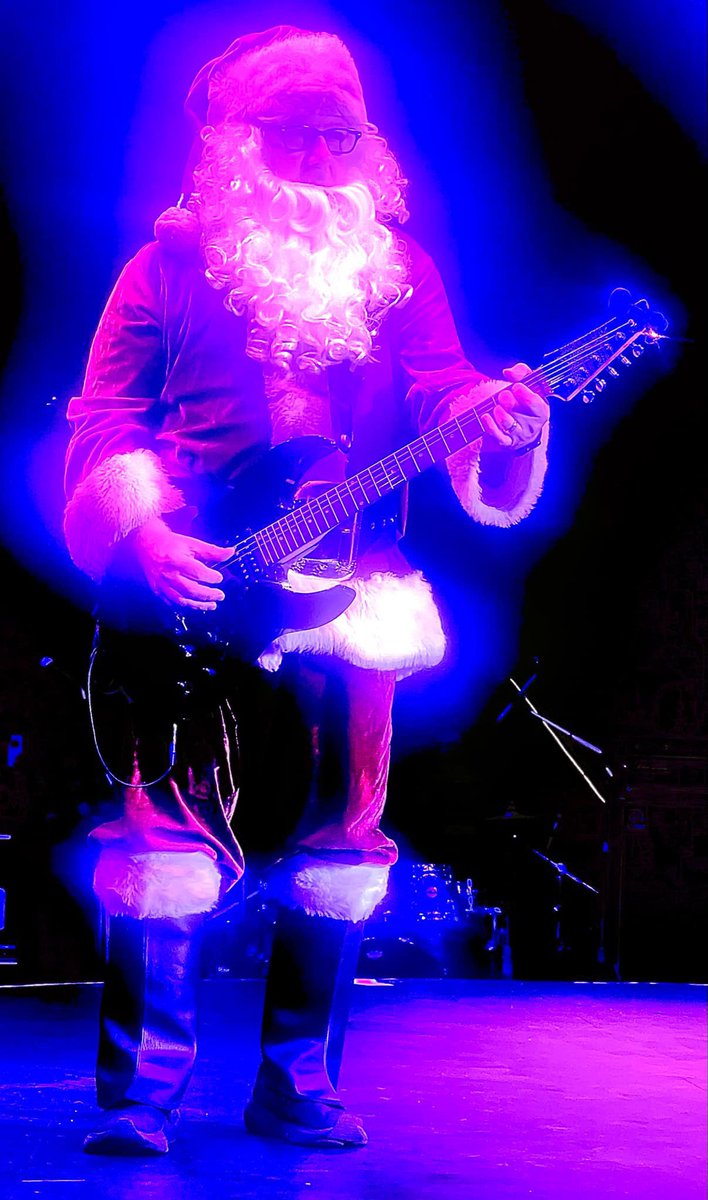 sllvnbil's tweet photo. Psychedelic Santa!!   Westbury 12/13/24. Photo curtesy of Unsteady Freddie￼ https://t.co/ieBFK7Ncz4