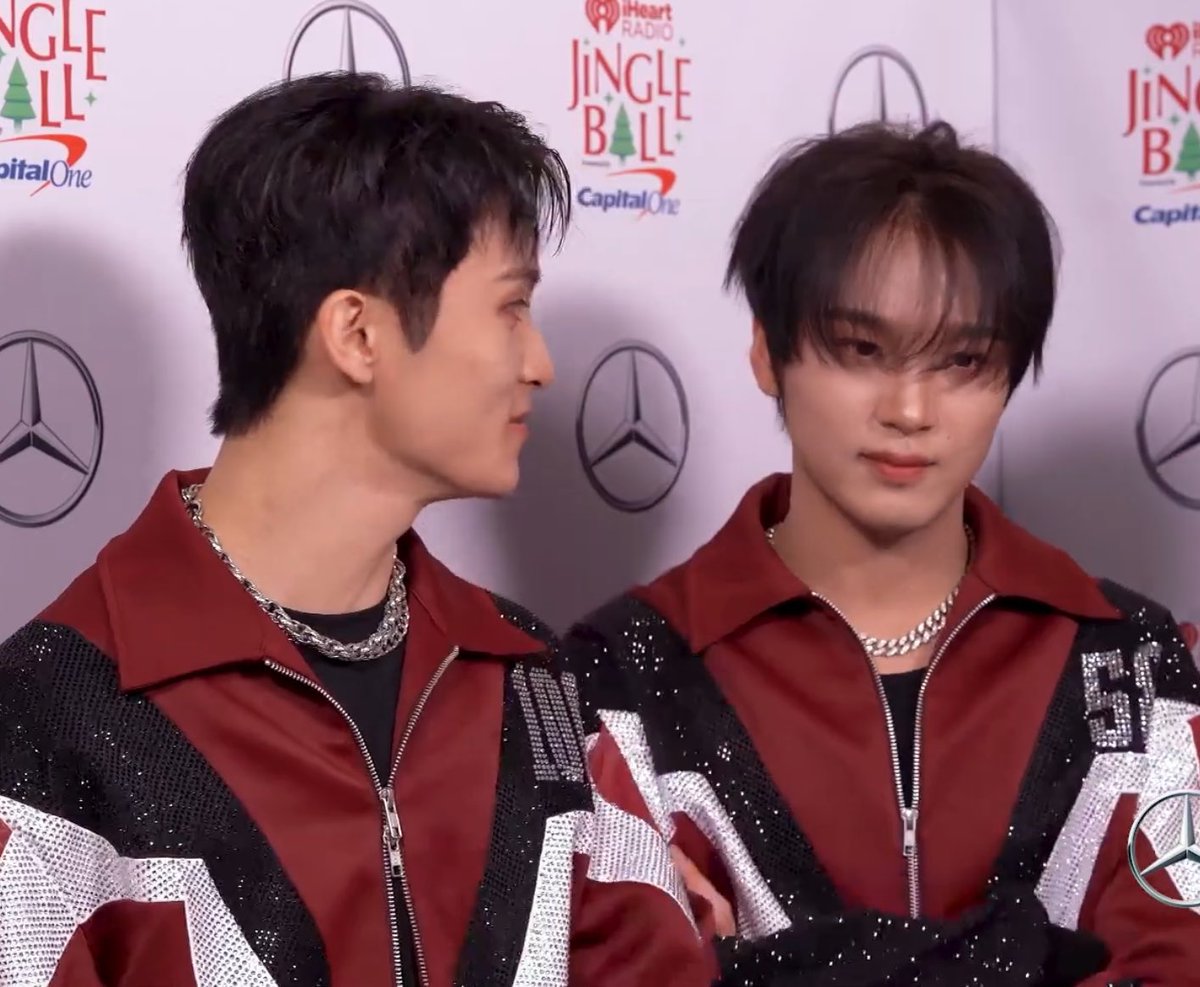kogumahaechan's tweet photo. don’t know whether to freak out over how pretty haechan looks in this or freak out over the way mark is looking at him https://t.co/7VGhH2zNyu