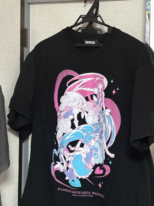 ハピネスファンミのシャツ、こういうのあまり買ったことないけどどうしよう…って迷った末に買ったけど、部屋の見える場所に飾っておくと買って良かった!って思えるなぁ良い記念!ハピネスチャージ! 