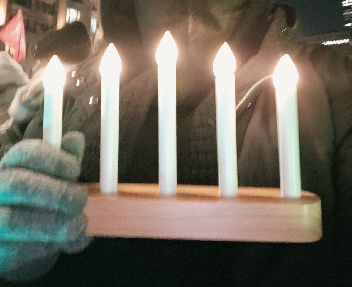 dltngus0318's tweet photo. 🕯 🕯 🕯 🕯 🕯 
아무도 다치지않고 
간절한 소원이 이루어지는
하루가 되기를 바랍니다. https://t.co/fQeflUIkH0