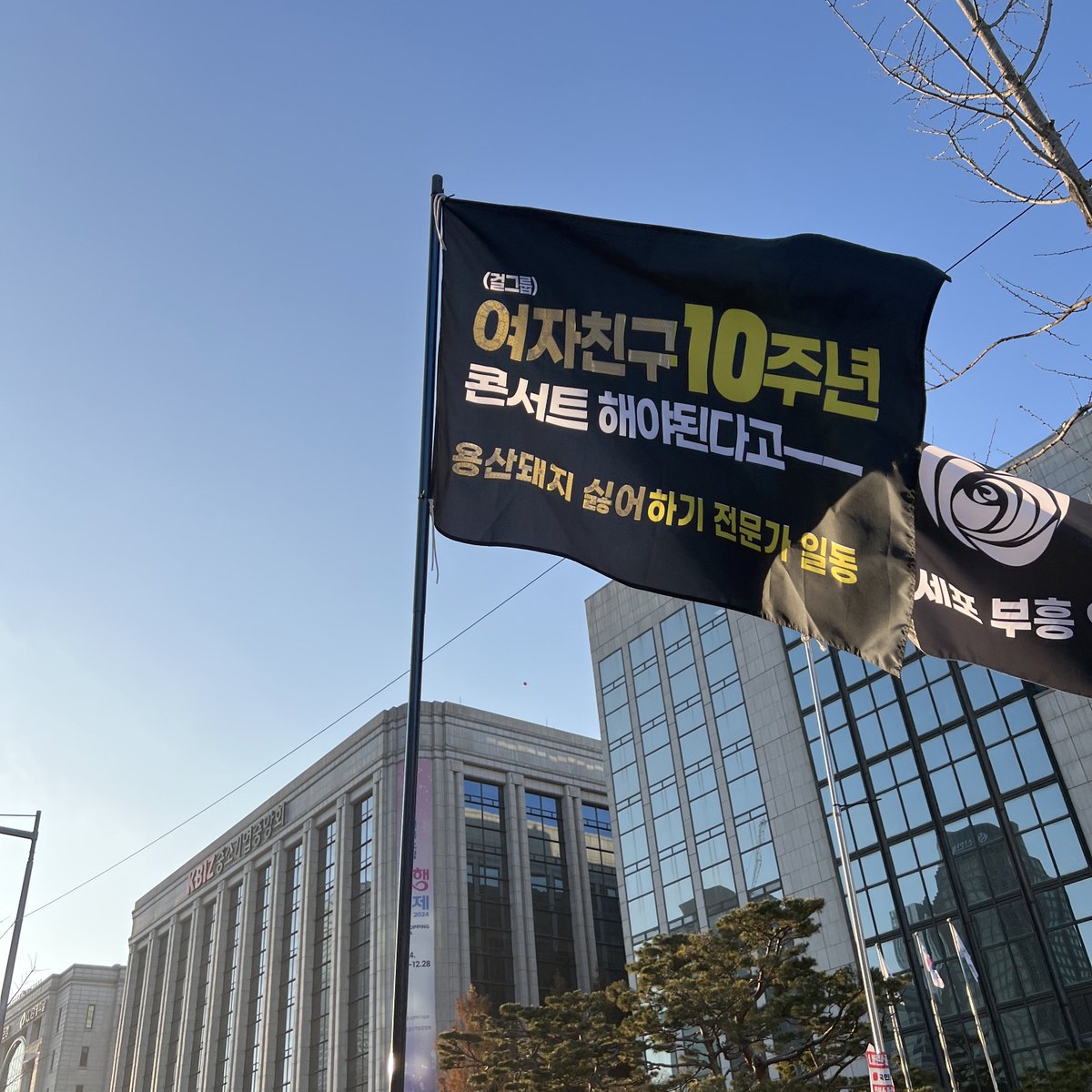 wwaannzzaa's tweet photo. 콘서트하기 좋은세상 만들어. https://t.co/YBuaiakdV5