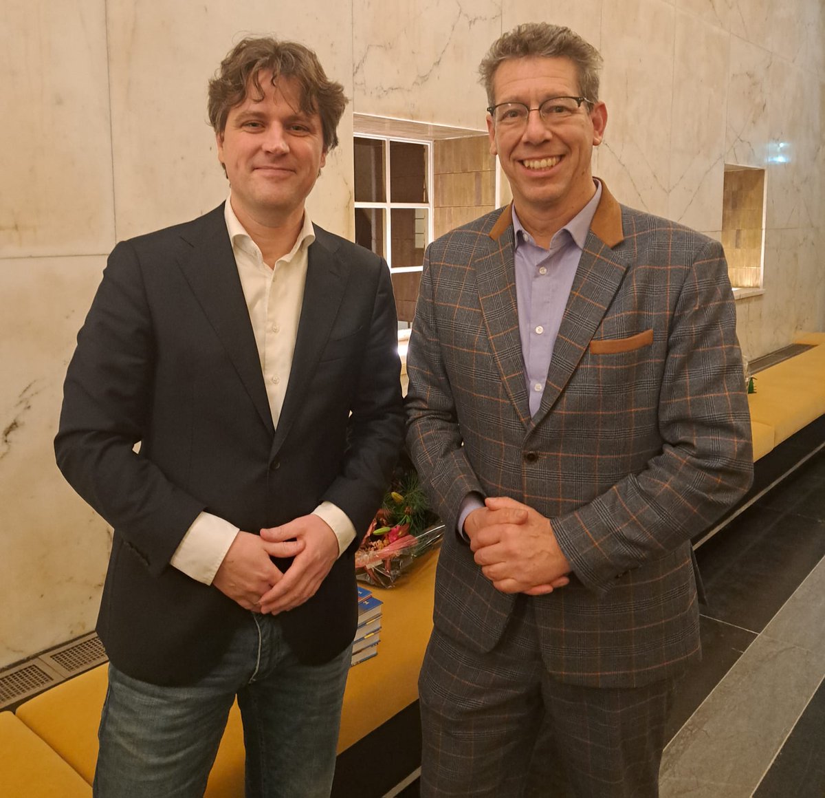 CDA Alkmaar (@cda_alkmaar) on Twitter photo Onze wethouder <a href="/RobertteBeest/">Robert te Beest</a> in gesprek met <a href="/HenriBontenbal/">Henri Bontenbal</a> over Haagze zaken maar vooral ook lokale uitdagingen zoals het belang van onze boeren (voedselzekerheid) de noodzaak voor gemeenten om meer (financiële) armslag en vooral extra autonomie zonder verstikkende regelgeving Onze wethouder <a href="/RobertteBeest/">Robert te Beest</a> in gesprek met <a href="/HenriBontenbal/">Henri Bontenbal</a> over Haagze zaken maar vooral ook lokale uitdagingen zoals het belang van onze boeren (voedselzekerheid) de noodzaak voor gemeenten om meer (financiële) armslag en vooral extra autonomie zonder verstikkende regelgeving