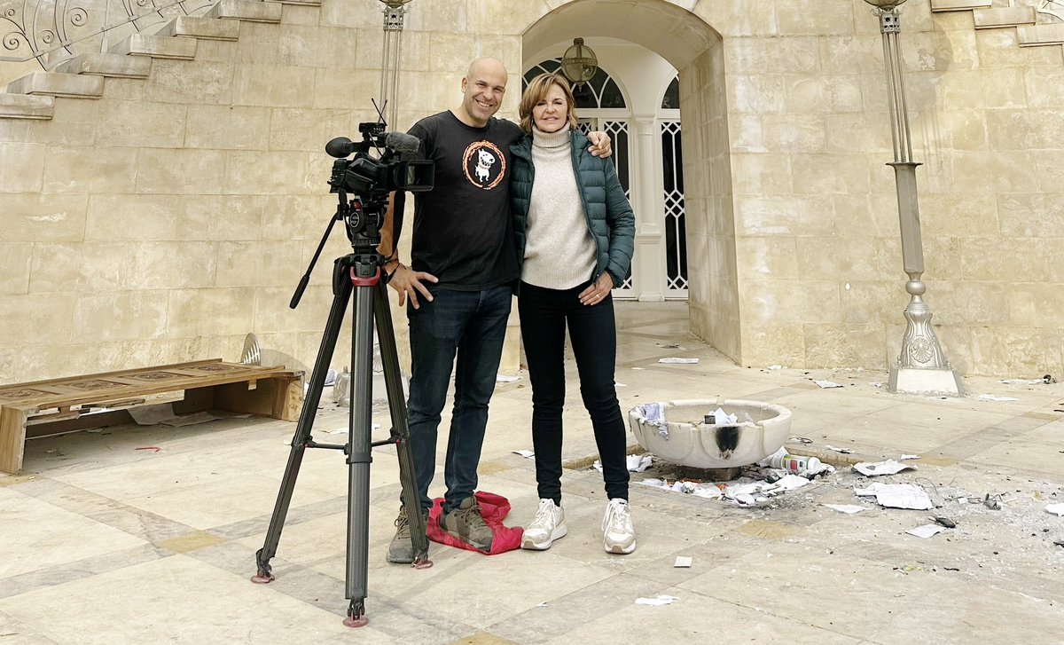 🔴Os he hablado poco de lo extraordinario y fácil a la vez  que está siendo trabajar en #Siria. Un sueño para cualquier periodista. 
Todo el mundo nos quiere hablar y contar sus vidas (llevan décadas de represión), la nueva administración parece amigable con los medios, la calle