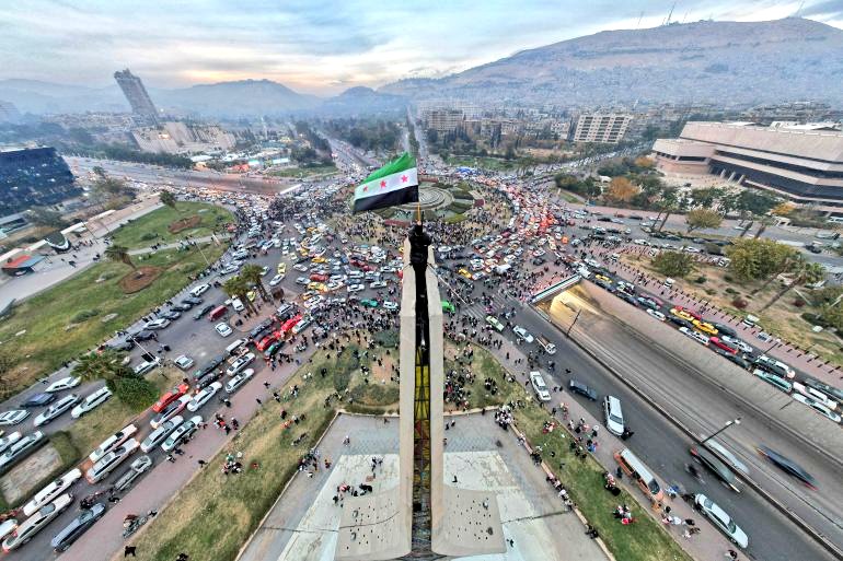 خلاصة ما يحدث في #سوريا_الان

#الجولاني يتجنب التصعيد مع إسرائيل لأنه يركز على تعزيز سيطرته المحلية وضمان بقاء سلطته.
ومع ذلك هذا الموقف يعرضه لانتقادات تتعلق بمدى تمسكه بـ"القضايا الإسلامية الكبرى" مثل تحرير فلسطين
 وهو ما يفقده جزءًا من شرعيته لدى مؤيدين سابقين.
 
أقول لك الله