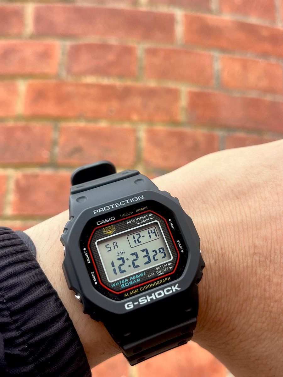 KaCjeXPCJ3RonHr's tweet photo. 折角なので手持ちのG-SHOCK集合。
時計好きとして、やっぱり時計は針が動いてナンボと思ってたので、フルデジタル表示の時計は人生初でした。
でも、これぞG-SHOCK感が良いです。
#GW5000R
#GA2100
#GA2000 https://t.co/zDicUaHxSG