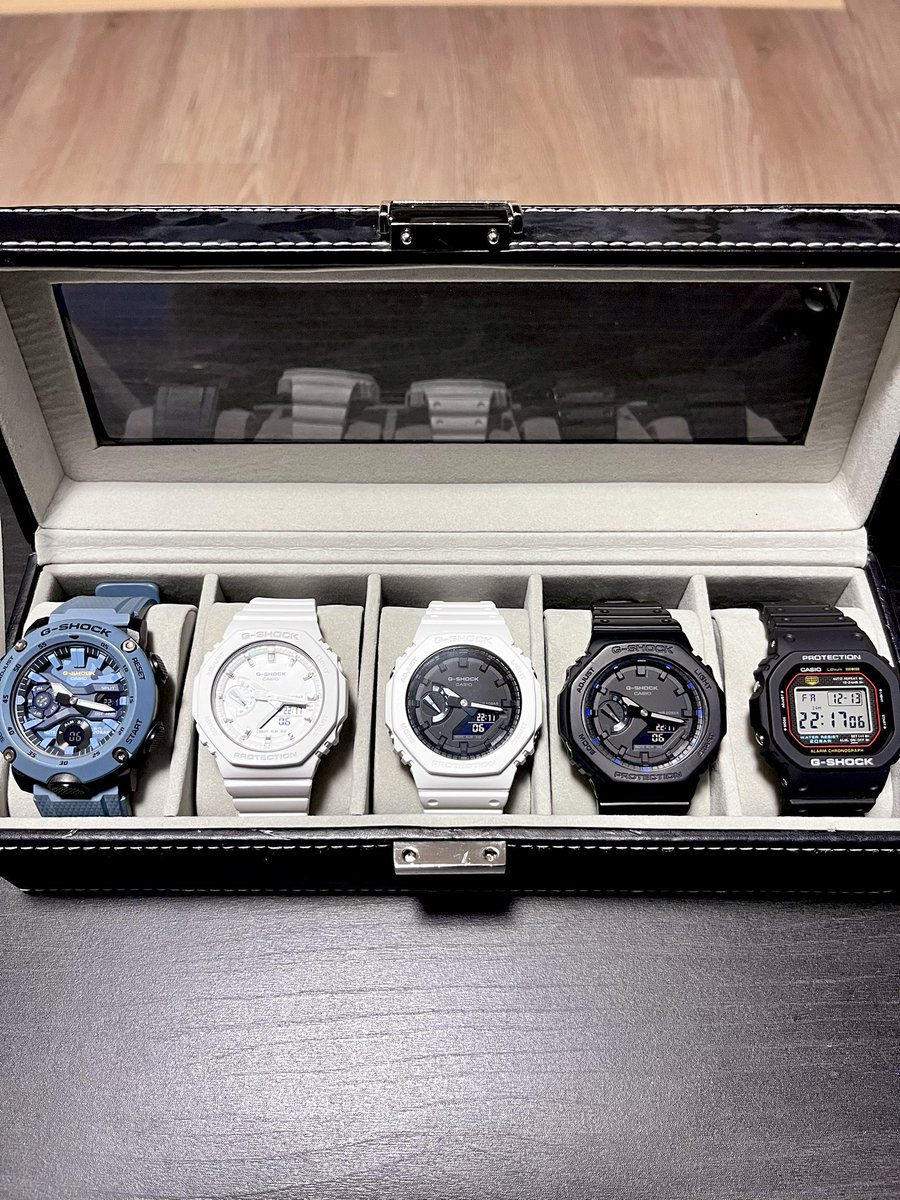 KaCjeXPCJ3RonHr's tweet photo. 折角なので手持ちのG-SHOCK集合。
時計好きとして、やっぱり時計は針が動いてナンボと思ってたので、フルデジタル表示の時計は人生初でした。
でも、これぞG-SHOCK感が良いです。
#GW5000R
#GA2100
#GA2000 https://t.co/zDicUaHxSG