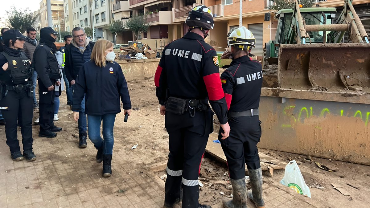 pilarbernabe's tweet image. Amanece otro sábado en #Catarroja con su alcaldesa @LorenaSilvent .

Las Fuerzas Armadas siguen trabajando 24/7. Desde primera hora, la @UMEgob quita el lodo de los garajes.

Queda mucho por hacer, pero el Gobierno de España continuará su labor en cada municipio hasta recuperar