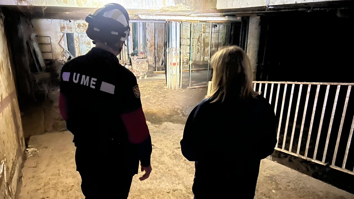 pilarbernabe's tweet image. Amanece otro sábado en #Catarroja con su alcaldesa @LorenaSilvent .

Las Fuerzas Armadas siguen trabajando 24/7. Desde primera hora, la @UMEgob quita el lodo de los garajes.

Queda mucho por hacer, pero el Gobierno de España continuará su labor en cada municipio hasta recuperar