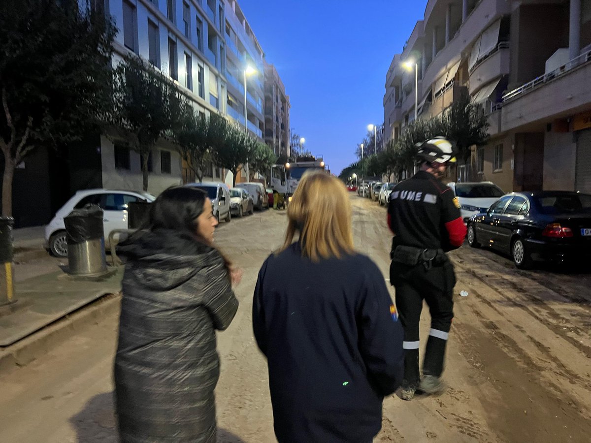 pilarbernabe's tweet image. Amanece otro sábado en #Catarroja con su alcaldesa @LorenaSilvent .

Las Fuerzas Armadas siguen trabajando 24/7. Desde primera hora, la @UMEgob quita el lodo de los garajes.

Queda mucho por hacer, pero el Gobierno de España continuará su labor en cada municipio hasta recuperar