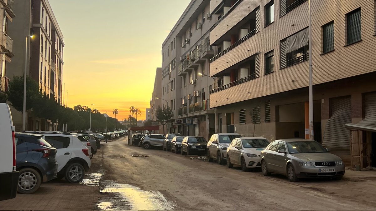 pilarbernabe's tweet image. Amanece otro sábado en #Catarroja con su alcaldesa @LorenaSilvent .

Las Fuerzas Armadas siguen trabajando 24/7. Desde primera hora, la @UMEgob quita el lodo de los garajes.

Queda mucho por hacer, pero el Gobierno de España continuará su labor en cada municipio hasta recuperar