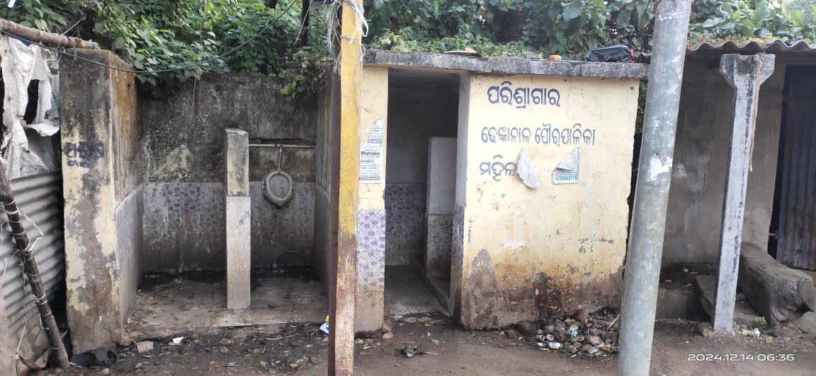 SanjitDas01's tweet photo. ଢ଼େଙ୍କାନାଳ: ବାକିଚୌକ ସ୍ଥିତ ପୌରପାଳିକା ଶୌଚାଳୟଟି ବ୍ୟବହାର ଯୋଗ୍ୟ ହେଇ ନାହିଁ।ତାହା ଏକ ଜନଗହଳି ପୂର୍ଣ୍ଣ ସ୍ଥାନ ହେଇଥିବାରୁ ମହିଳାମାନେ ନାହିଁ ନଥିବା ଅସୁବିଧାର ସମ୍ମୁଖୀନ ହେଉଛନ୍ତି।ଧ୍ୟାନ ଦେବାକୁ ଅନୁରୋଧ। @districtadmndkl @dhenkanalm_hud @CMO_Odisha @SecyChief @SwachhBharatGov @SwachSurvekshan @Somesh_IAS https://t.co/u6gXpPJSt6