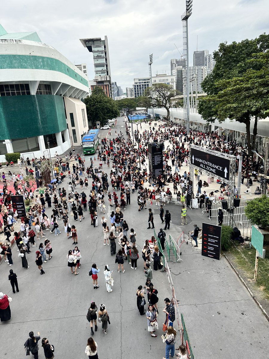 stuporousblob's tweet photo. Lots of black and red ❤️

Guess who was working non-stop and forgot the bracelets. 🤦🏽‍♀️

#StrayKids_dominATE_bkk https://t.co/iViP5th4f2