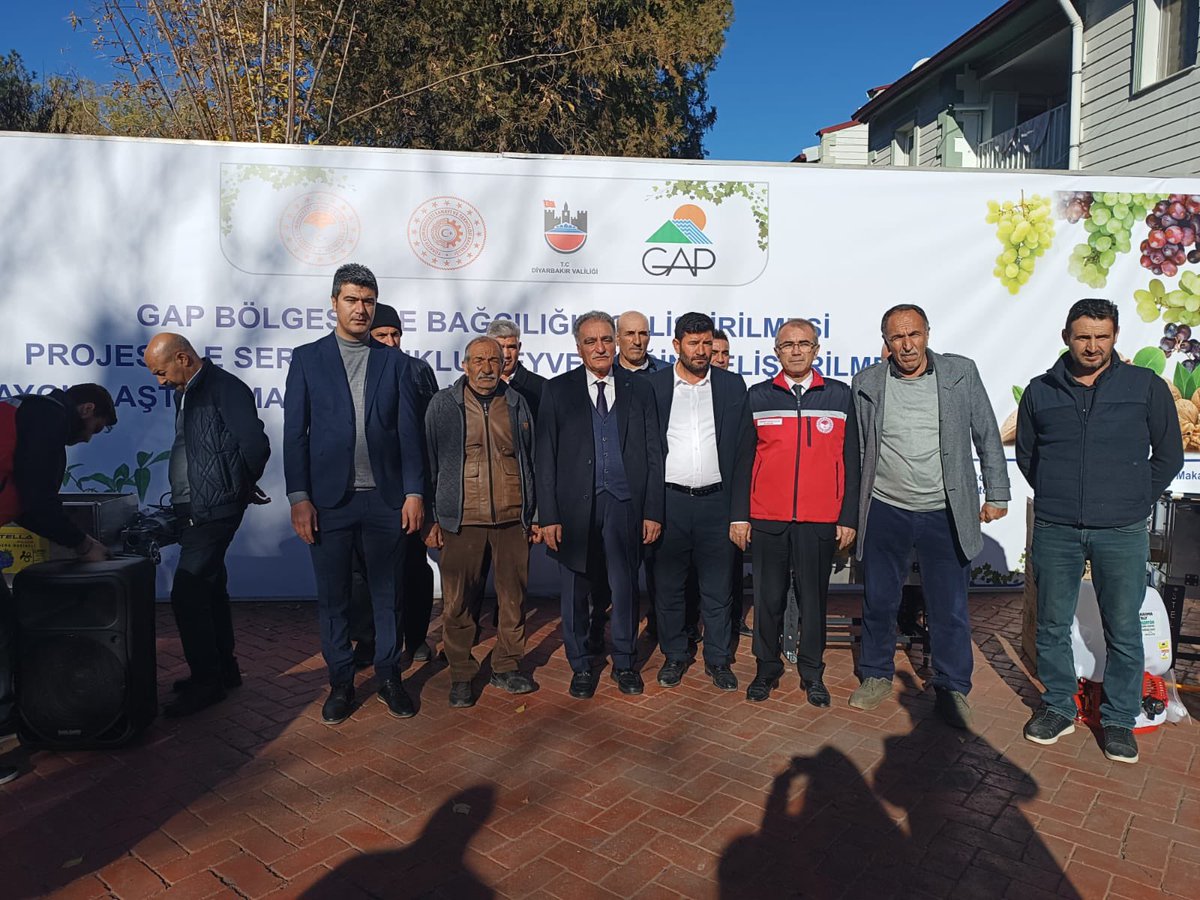 LiceTar's tweet photo. GAP bölgesi bağciligin geliştirilmesi kapsamında İl Müdürlüğümüzce Üzüm sıkma makinası, sırt pülverizatörü ve budama makası dağıtımı yapıldı. https://t.co/lNNpoG0Ius