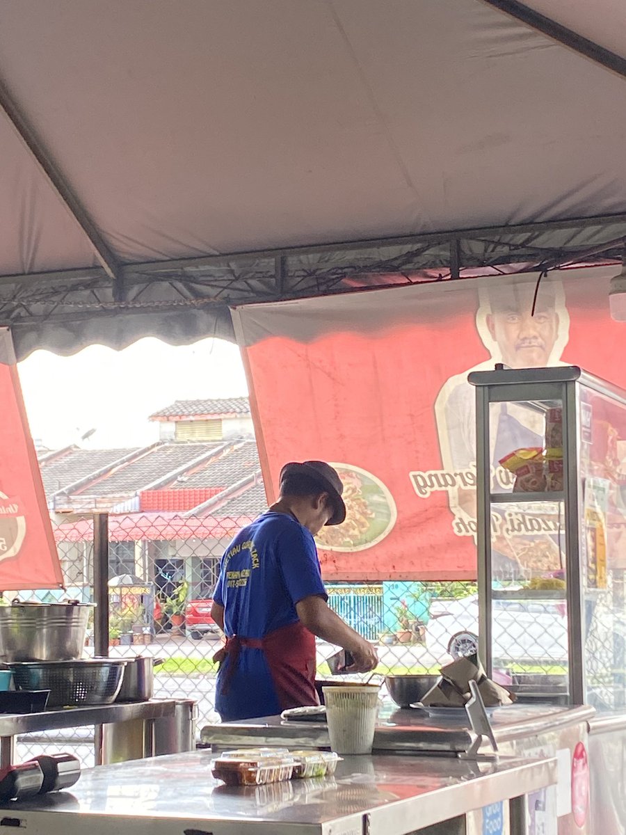 seshaldistauns's tweet photo. Bodolah hg ni pedoq. 

Dari Semenyih aku datang sebab dah berapa minggu tekak rasa nak makan kuew tiau. Sampai-sampai dapat maha sedap macam ni. Matilah wei hahahahaha https://t.co/2ZM1n1JZwq