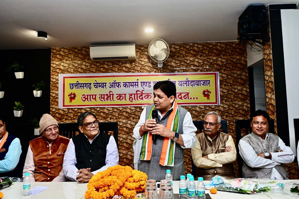 drshivdahariya's tweet photo. 📍बलौदाबाजार
छत्तीसगढ़ चेम्बर ऑफ कॉमर्स, बलौदाबाजार, सम्मान कार्यक्रम

छत्तीसगढ़ चेम्बर ऑफ कॉमर्स, बलौदाबाजार द्वारा मिले सम्मान के लिए मैं श्री जुगल भट्टर जी - अध्यक्ष (चेंबर ऑफ कॉमर्स बलौदाबाजार), श्री इंदर चंद जैन जी - संरक्षक सहित सभी व्यापारी भाइयों का आभार व्यक्त करता हूं।

जन प्रतिनिधि होने के नाते यह हमारी जिम्मेदारी है कि व्यापारियों को व्यापार करने में किसी प्रकार की दिक्कत का सामना न करना पड़े। व्यापार में सहूलियत के लिए आपकी जो मांगे थीं उसे पूर्ण कर दिया गया है। यह कार्य किसी सम्मान के लिए नहीं किया गया है बल्कि यह हमारी जिम्मेदारी है। मैं व्यापारी साथियों को विश्वास दिलाता हूं कि आपकी जो भी मांगे वाजिब होंगी उसको पूरा करने के लिए आगे भी आवाज उठाता रहूंगा।

कार्यक्रम में श्री कैलाश सोनी जी, श्री श्याम सुंदर केसरवानी जी, श्री मनीष हरिरमानी जी, श्री कैलाश केडिया जी, श्री लक्ष्मी साहू जी, श्री संदीप जैन जी, श्री सुरेंद्र शर्मा जी, श्री हितेंद्र ठाकुर जी, श्री परमेश्वर यदि जी, श्री रूपेश ठाकुर जी सहित जिले के व्यापारी बंधु उपस्थित थे।