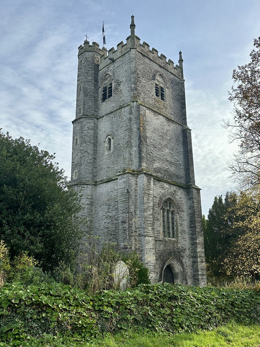 mutley7781's tweet image. 👀 St Leonard & St Dilph,
#Landulph #Cornwall
Built in a “Lann” or enclosure
Tower base maybe Norman & the rest perhaps rebuilt in the 15th C.
Landulph is one of many #medieval ports on the River Tamar. From here pilgrims departed for Santiago de Compostela?
#SteepleSaturday