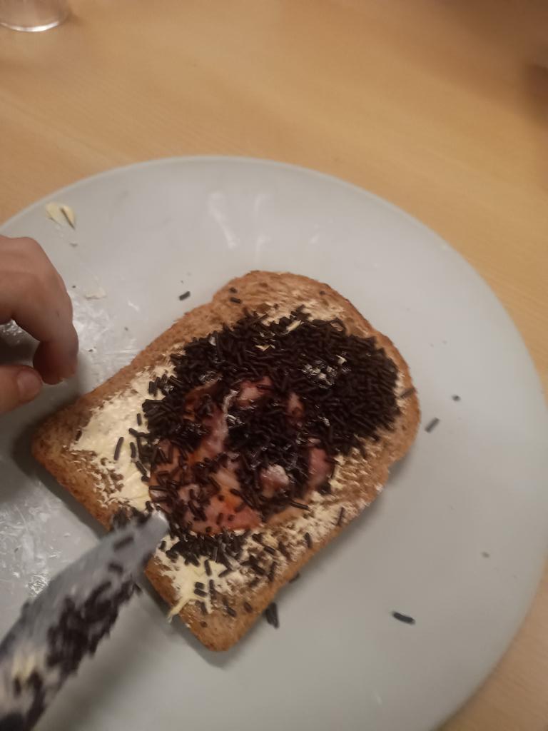 TharusThijs's tweet image. Kind (6) at "stiekem" zijn ei op zonder spek. Wilde die bewaren voor "een lekkerder broodje".
Opvoeding is gelukt.