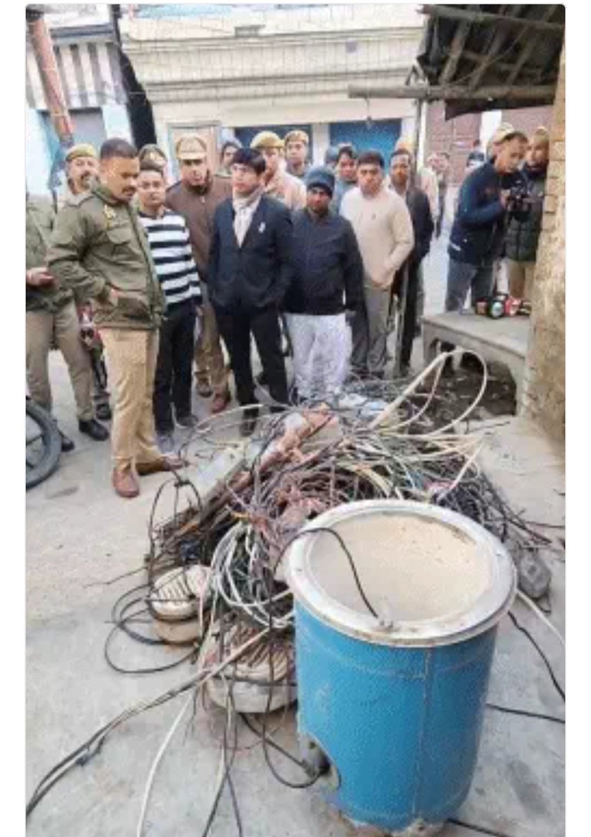 संभल में एक मस्जिद के ऊपर अवैध पावर हाउस पाया गया जिससे करीब सौ परिवारों को अवैध बिजली सप्लाई की जा रही थी। सुबह पांच बजे डीएम और एसपी ने छापा मारा।इसके अलावा तीन घंटे चले अभियान में बीस घरों और चार धार्मिक स्थलों में बिजली चोरी पकड़ी गई।