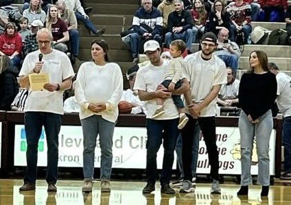 StowBoysHoops's tweet photo. Thanks to the Ritchie family for sharing Ann’s story with us as we raised money for the V Foundation for Cancer Research. Thanks to the Wadsworth Grizzly teams for honoring with us family and friends who have fought cancer.
#VFoundation
#NeverGiveUp https://t.co/LpBvkvueuq