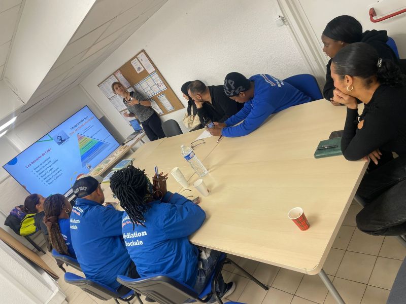 HpiMulti34107's tweet photo. Formation professionnelle sur l'identification du mal-être chez l'ado grâce à des outils de repérage auprès de l'asso, ADAM, aux Moulins - 
@VilledeNice #ADOS #Sante #anxiété #psycho #maltraitance #neurosciences https://t.co/ZSoG1ZVRFI