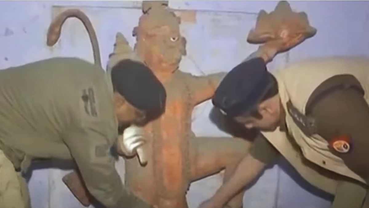 NewsAlgebraIND's tweet image. BIG BREAKING NEWS 🚨 Yogi Adityanath&apos;s UP Police reopens Shiva Temple of Sambhal after 45 years. History created 🔥🔥

The Lord Shiva temple was closed since 1978. 

There is also an ancient well also near the temple.

UP Police said &quot;Hindu families used to live in this area and…