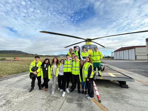 EASO: Osasun larrialdiak (@easotes) on Twitter photo Pasa den astean <a href="/osakidetzaEJGV/">Osakidetza</a> |ren Tango-0 helikoptero medikalizatua bisitatzeko aukera izan genuen Easoko 2. mailako Osasun Larrialdietako ikasleekin.
Mila esker euren lan egiteko moduak, materialak eta azpiegiturak erakusteko tartea hartu zuten bertako langile guztiei! Pasa den astean <a href="/osakidetzaEJGV/">Osakidetza</a> |ren Tango-0 helikoptero medikalizatua bisitatzeko aukera izan genuen Easoko 2. mailako Osasun Larrialdietako ikasleekin.
Mila esker euren lan egiteko moduak, materialak eta azpiegiturak erakusteko tartea hartu zuten bertako langile guztiei!
