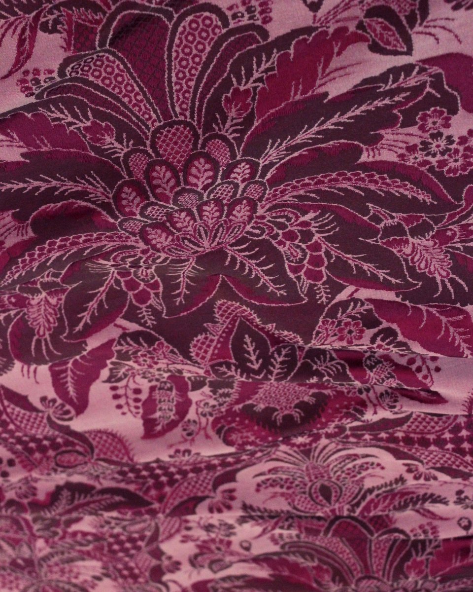Gainsweaving's tweet image. Stunning tonal silk and cotton lampas, design 255, redesigned in 1913 by Gainsborough's founder, Reginald Warner.
A stunning example of 18th Century design full of detail and and pattern.
#gainsboroughweaving
.
.
.
.
#inthemaking #luxury #makingluxury #historicaltextiles
