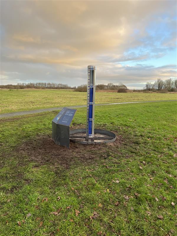 Zon of regen. In waterwingebied Annen-Breevenen kan je prachtig wandelen. wmd.nl/wandelroutes/. En onderweg zou je zomaar eens dit apparaat tegen kunnen komen. Een grondwatermeter. Deze laat zien hoe de grondwaterstand nu is. Op de borden is te lezen hoe het werkt. 💦⬇️💦⬇️