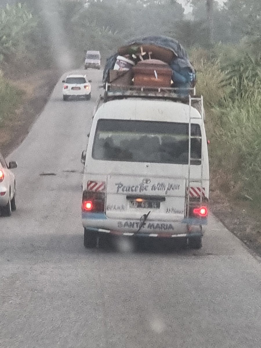 On voit de tout sur nos routes...
Axe Dla-Bafoussam. Même comme la route de la Falaise de Dschang est bloquée, la vie continue... (sans vilain jeu de mots)