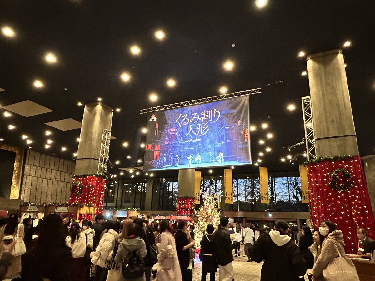 TheTokyoBallet's tweet image. 12/14（土）ソワレ公演開場しています🎵

#東京バレエ団 #くるみ割り人形 #thenutcraker #thetokyoballet