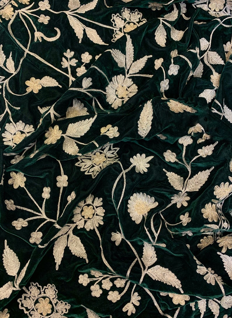 HitJem_Export's tweet image. Bringing the richness of velvet to life with mill print and foil work! 🖤 Perfect for fashion, home décor, and beyond. 🌟 Explore the possibilities today!
📞 WhatsApp us: +91 98986 64482
🌐 Visit: hitjemexport.com
#VelvetDesigns #FabricLove #TextileExcellence 💫