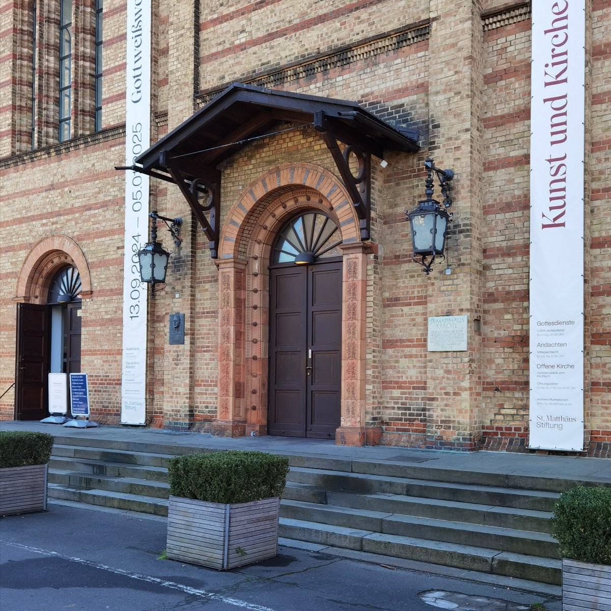 🙏 "... aus deiner guten und geliebten Hand."

#VongutenMächten80: St.-Matthäus-Kirche am Matthäikirchplatz in Tiergarten. Dietrich #Bonhoeffer (* 1906, † 1945) wurde hier am 15. November 1931 zum Pfarrer für den Dienst in der evangelischen Kirche ordiniert.

#Berlin