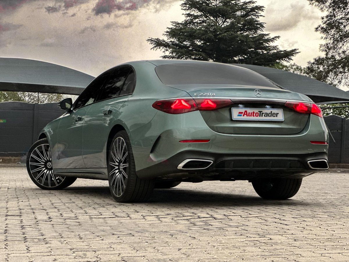 AutoTraderSA's tweet image. Sean recently experienced the new @MercedesBenz_SA #EClass. As a big diesel-powered sedan, its target market is small. Do you think there's a future for cars like this? bit.ly/MercBenzE220dA…