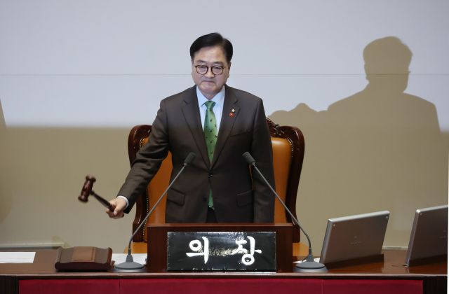 tang__kira's tweet photo. YOON SEOKYEOL DIMAKZULKAN DARI POSISINYA SEBAGAI PRESIDEN KOREA

204 ANGGOTA DPR VOTING MEMAKZULKAN YOON SEOKYEOL https://t.co/eMbeT3GJ5L