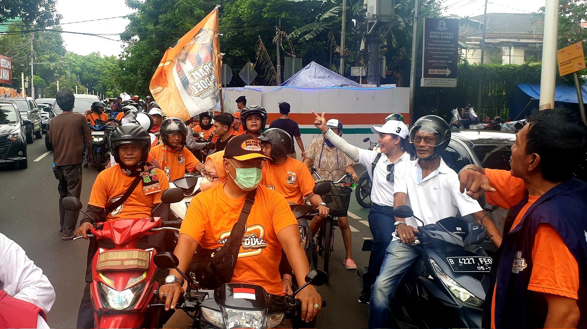 PaltiWest's tweet photo. Konvoi merayakan resminya Pramono Anung dan Rano Karno Si Doel sebagai Gubernur dan Wakil Gubernur Jakarta oleh para relawan pendukung start dari Rumah Bersama Relawan (RBR) Diponegoro 72..
Top ๐๐ป https://t.co/kXvYgRaaLA
