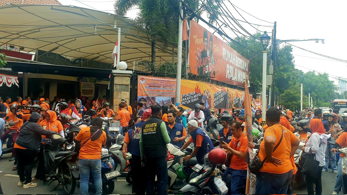 PaltiWest's tweet photo. Konvoi merayakan resminya Pramono Anung dan Rano Karno Si Doel sebagai Gubernur dan Wakil Gubernur Jakarta oleh para relawan pendukung start dari Rumah Bersama Relawan (RBR) Diponegoro 72..
Top ๐๐ป https://t.co/kXvYgRaaLA