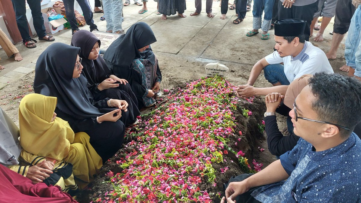 Bihusnil khotimah, Cak Mif.

Takdzim kami, tunduk kami, mengantarkan sampai tempat peristirahatan terakhir.

Al Fatihah.