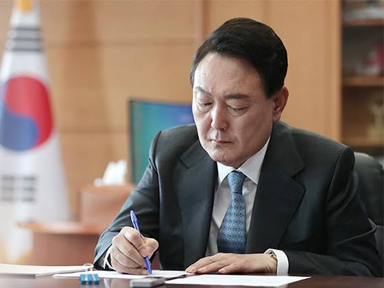 txtfromIR's tweet photo. BREAKING ❗

Presiden Korea Selatan, Yoon Seok-yeol resmi dimakzulkan oleh Parlemen Korea Selatan 🇰🇷. 

Yoon Seok-yeol OUT 🚫

📰: Al Jazeera https://t.co/d6OYTqcpYY