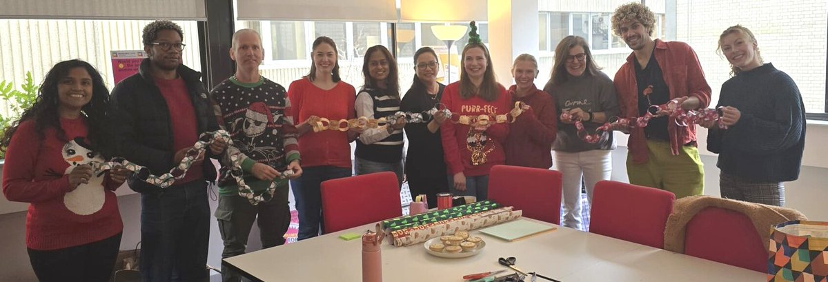 Earlier this week SASH members took part in our annual Xmas celebrations but first we spent time wrapping gifts and putting up the tree for staff at @NextLinkHousing in #Bristol.

Happy holidays to all over this festive period.