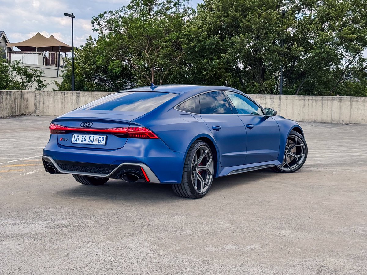 khuleonwheels's tweet photo. This week, we are spending time with the Audi RS 7 Performance. Our tester sports an Ascari Blue matte paint, It also wears new and rather massive 22-inch matte titanium grey wheels. Inside, the RS 7 Performance features a blue theme on the steering… #AudiSA #RS7Performance #RS7 https://t.co/hnSDTfpp2s