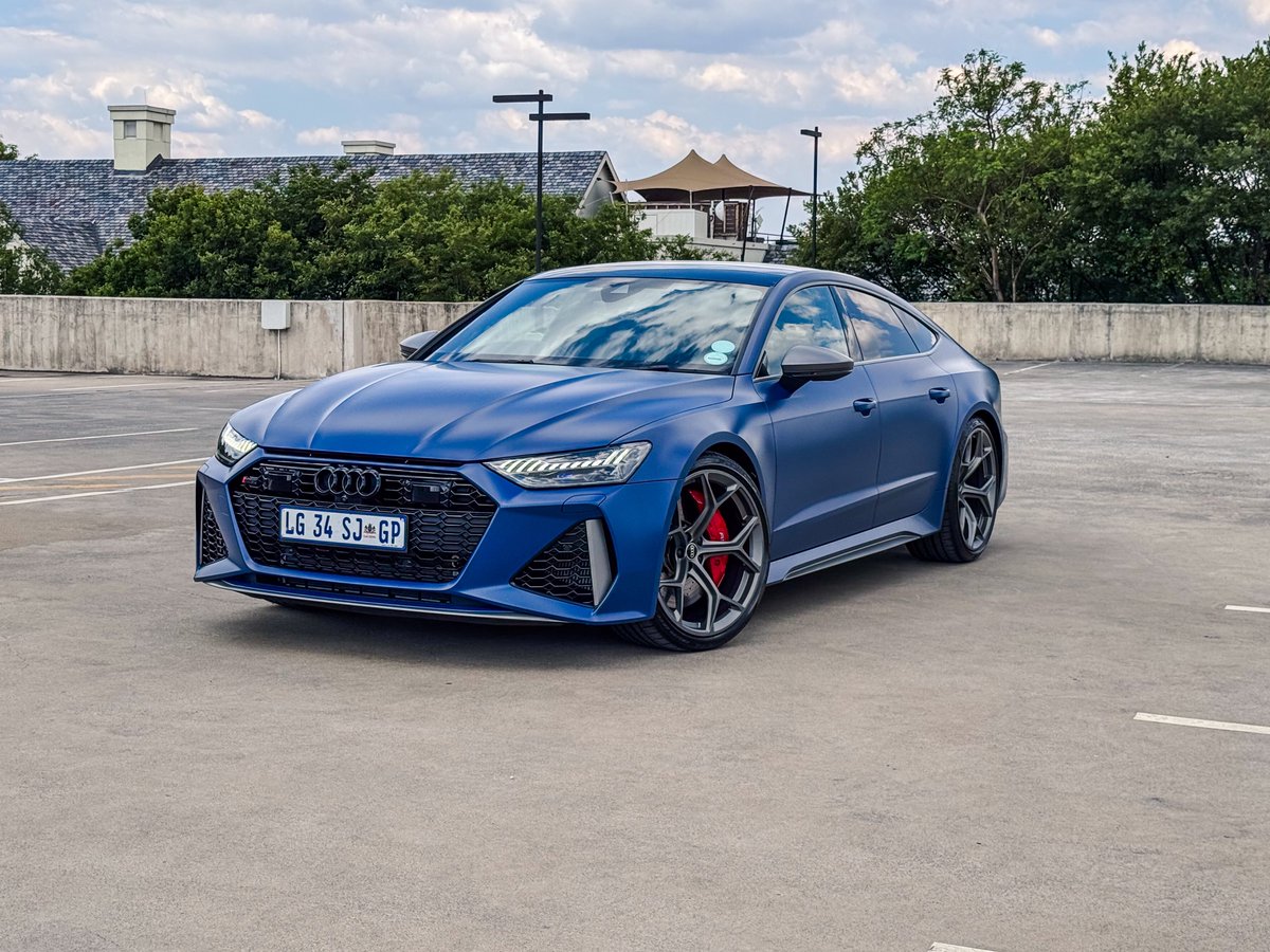 khuleonwheels's tweet photo. This week, we are spending time with the Audi RS 7 Performance. Our tester sports an Ascari Blue matte paint, It also wears new and rather massive 22-inch matte titanium grey wheels. Inside, the RS 7 Performance features a blue theme on the steering… #AudiSA #RS7Performance #RS7 https://t.co/hnSDTfpp2s