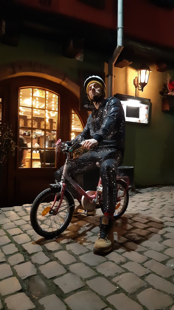 LesHoplaGuys's tweet photo. "Le vrai rebelle est celui qui ose traverser le marché de Noël à vélo" (MC Jùnki)
Sàlü bissàma ! On vous a concocté une nouvelle reprise détournée façon Noël. À bientôt sur les réseaux. Schmutz !
#Noel #Weihnachten #easyrider #bretzelpower https://t.co/ONrfDoRKmq