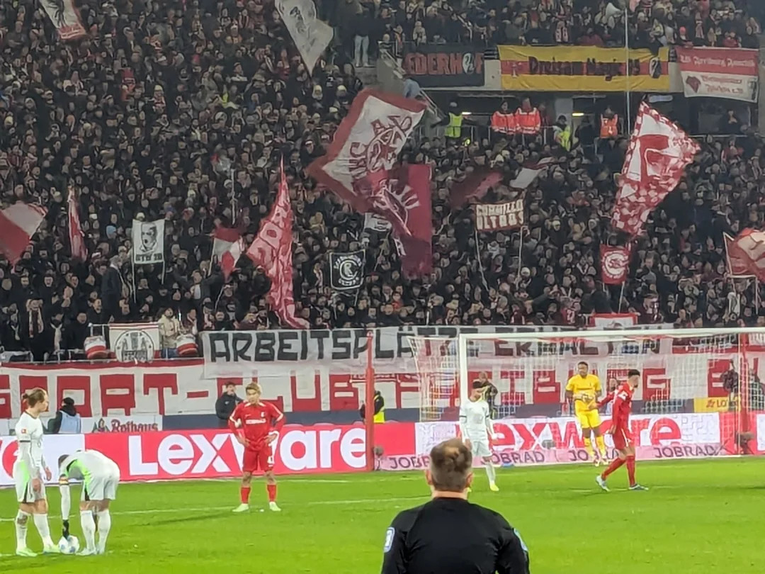 FasziFankurve's tweet photo. Fanfotos von allen Freitagsspielen der #Bundesliga, #2Bundesliga & #3Liga online 👉https://t.co/DTJV16EbRu… #BSCPRM #SCFWOB #KSCSSV #SCFWOB #SGDSVW https://t.co/UtTRe5oIQx