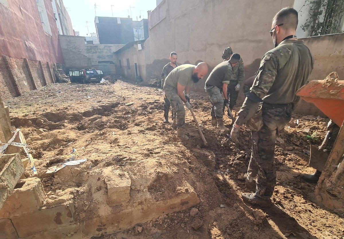 EjercitoTierra's tweet photo. ☀️#Buenosdías, el Grupo de Caballería de la Brigada de #LaLegión nos muestra como en la localidad de Paiporta @ajunt_paiporta, con un esfuerzo continuado, de día y de noche, se van obteniendo resultados.
#VamosValencia 💪
#CompromisoConEspaña #SomostuEjército 🇪🇸 https://t.co/1xs0rOtgeh