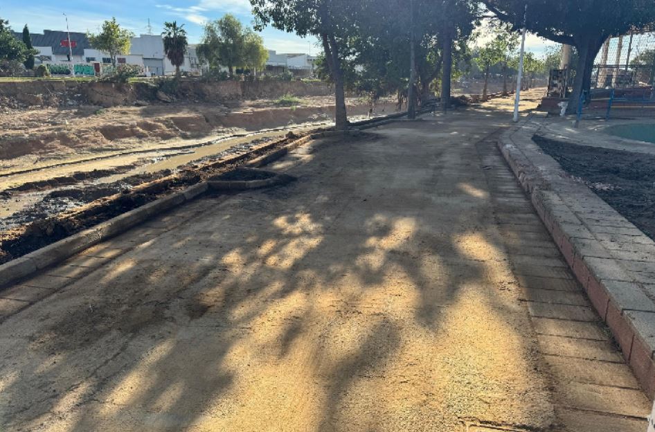 EjercitoTierra's tweet photo. ☀️#Buenosdías, el Grupo de Caballería de la Brigada de #LaLegión nos muestra como en la localidad de Paiporta @ajunt_paiporta, con un esfuerzo continuado, de día y de noche, se van obteniendo resultados.
#VamosValencia 💪
#CompromisoConEspaña #SomostuEjército 🇪🇸 https://t.co/1xs0rOtgeh
