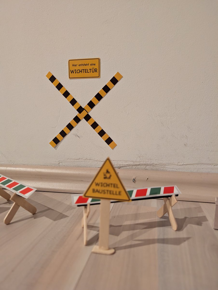 macvader74's tweet photo. Nach mehrtägiger "Bauphase" ist kurzfristig noch doch ein Wichtel eingezogen. Unser Junior war nämlich schon den Tränen nah, weil gefühlt bei ALLEn Kindern einer eingezogen ist, nur bei uns nicht. https://t.co/EHAtyZtbJn